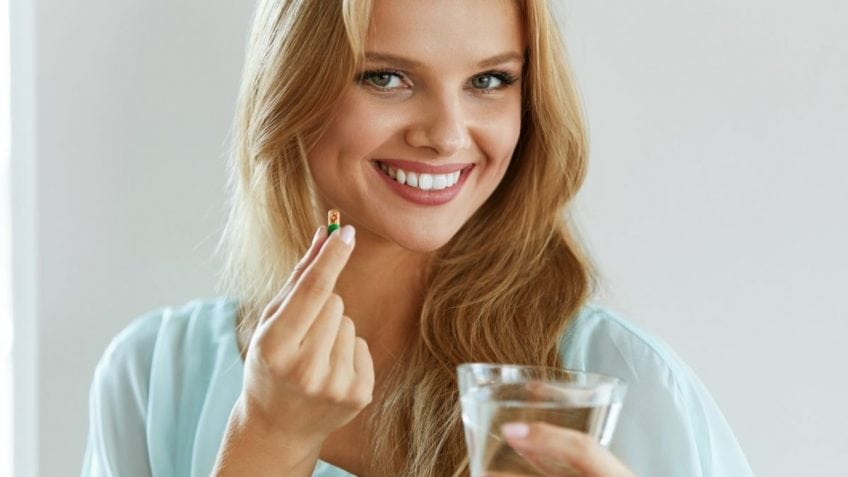 vitamini za kosu, devojka pije vitamine