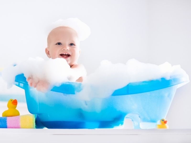 šampon za bebe - beba se kupa